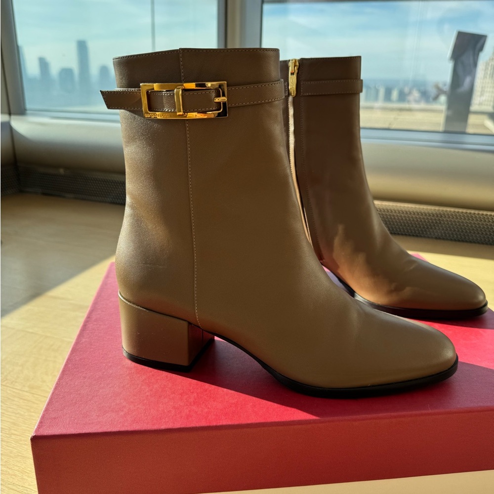 NWOT Sergio Rossi Nora Elegant Tan Ankle Boots